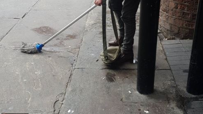 Τον έπιασαν να κάνει την ανάγκη του έξω από σταθμό του τρένου και τον ανάγκασαν να καθαρίσει (pic)