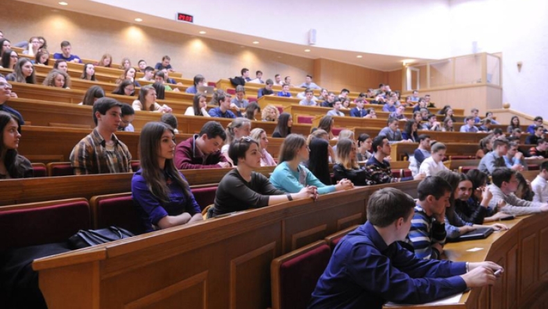 Φοιτήτρια βρέθηκε με σκονάκι δύο... μέτρων και πέρασε το μάθημα «για τον κόπο της» (pic)