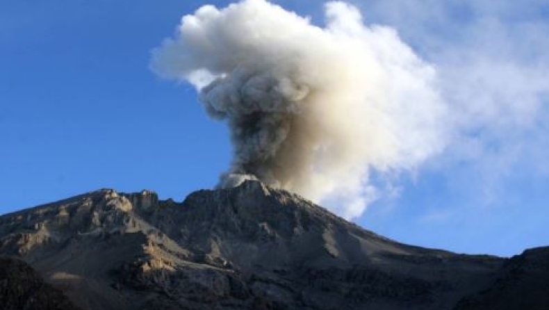 Το ηφαίστειο Ουμπίνας προκάλεσε την απομάκρυνση 1.000 ανθρώπων από τα σπίτια τους (vids)
