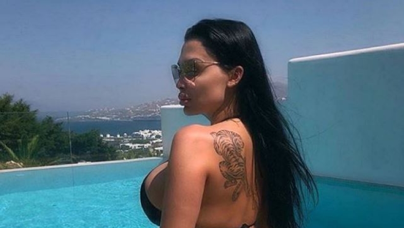 Πασίγνωστη πορνοστάρ ενθουσιάστηκε από τις διακοπές στην Ελλάδα (pics)