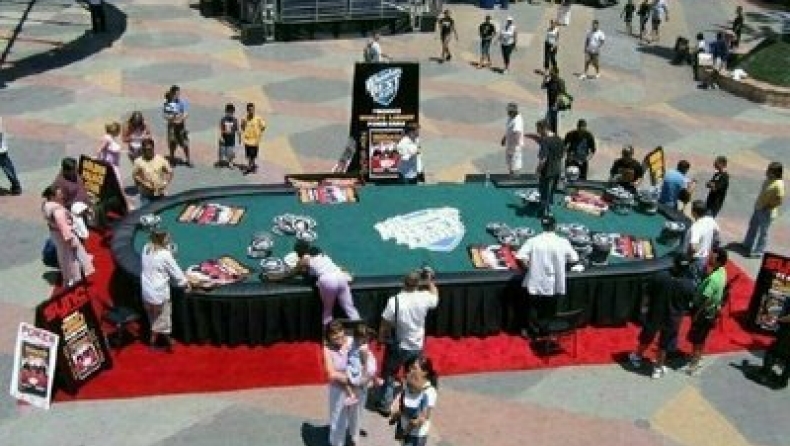 Αυτό είναι το μεγαλύτερο τραπέζι πόκερ όλων των εποχών (pics)