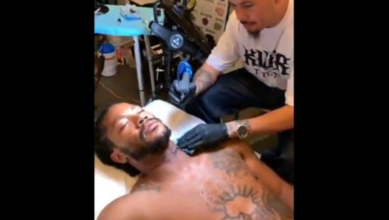Μια ευχή είναι το νέο τατουάζ που κοσμεί τον λαιμό του Ντέρικ Ρόουζ (vid)