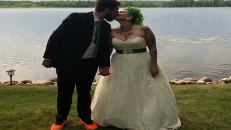 Τρέλα: Φόρεσε παπούτσια Αντετοκούνμπο στον γάμο του! (pic)