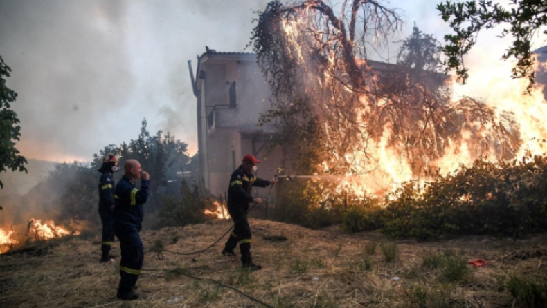Φωτιά στην Εύβοια: Με μπουλντόζες έκοψαν το δρόμο της φωτιάς προς τα Ψαχνά (vid)