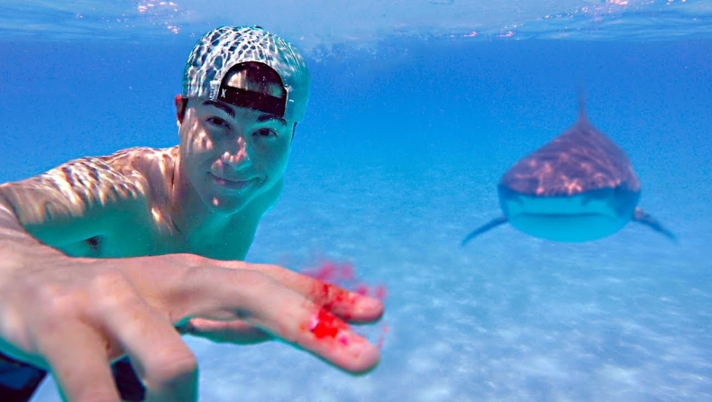 Ένας τύπος αποφάσισε να τσεκάρει αν όντως το αίμα προσελκύει τους καρχαρίες (vid)