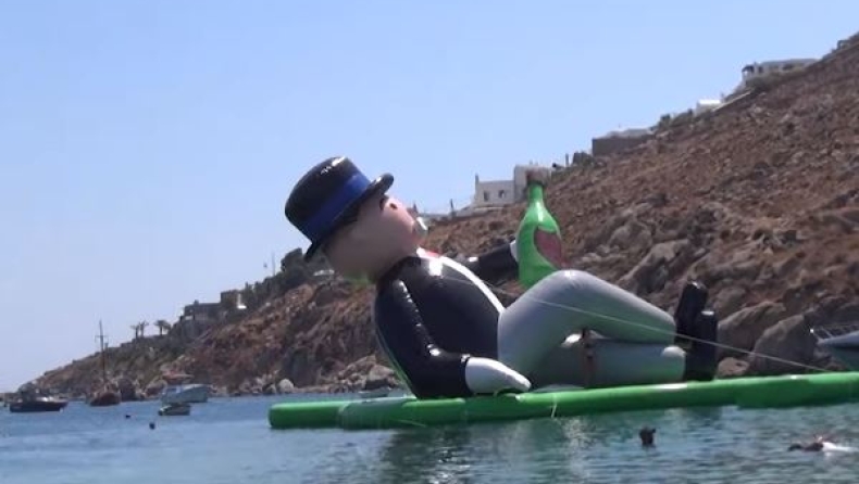 Ένας γιγάντιος φουσκωτός Mr Monopoly έκανε την εμφάνισή του σε παραλία της Μυκόνου (vid)