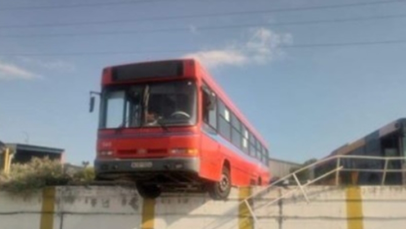 Λεωφορείο του ΟΑΣΘ βρέθηκε να κρέμεται στο κενό (pic)
