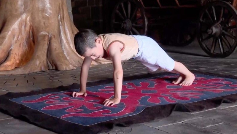 6χρονος έκανε 3.720 push-ups σε δύο ώρες και κέρδισε διαμέρισμα (vid)