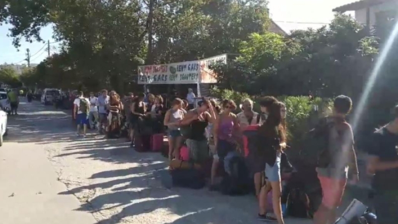Συνεχίζεται το αλαλούμ στη Σαμοθράκη: Εκατοντάδες εγκλωβισμένοι επισκέπτες προσπαθούν να φύγουν από το νησί (vids)