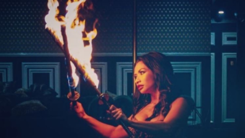 Strip Club εκκενώθηκε επειδή μία κοπέλα έβαλε φωτιά στο show της (pics & vid)