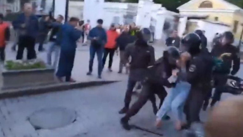 Κατακραυγή στη Ρωσία για αστυνομικό που γρονθοκοπεί αναίτια διαδηλώτρια (vid)