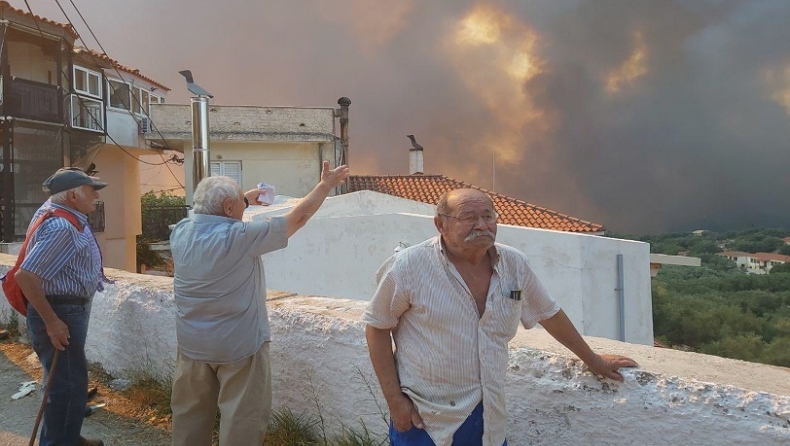Μεγάλη φωτιά στη Ζάκυνθο: Εκκενώθηκαν χωριά, τουλάχιστον ένα σπίτι κάηκε (pics & vid)