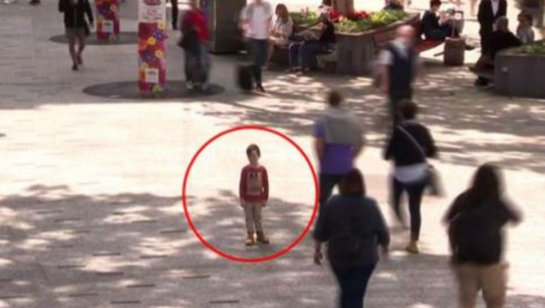 Κοινωνικό πείραμα που σοκάρει: 6χρονο αγόρι στέκεται μόνο του, αλλά κανείς δεν ενδιαφέρεται (vid)