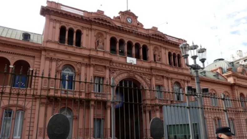 Τοποθέτησαν μπασκέτα στο προεδρικό μέγαρο της Αργεντινής! (pic)