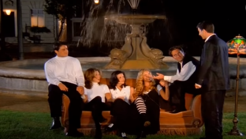 «Friends»: 25 χρόνια από την πρεμιέρα της σειράς, τι δεν άρεσε στους δημιουργούς (pics & vids)