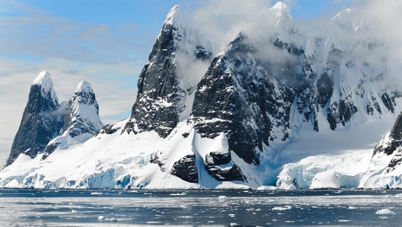 Τεράστια κομμάτια πάγου στην Αλάσκα πέφτουν στη θάλασσα και προκαλούν ένα γιγαντιαίο κύμα (vid)