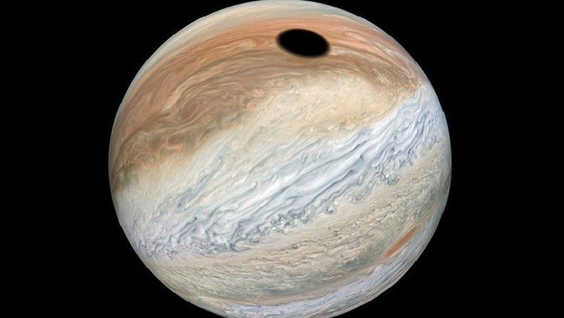 Το διαστημόπλοιο Juno κατέγραψε μια εκπληκτική έκλειψη Ηλίου στον Δία, με την οποία μπορείτε να παίξετε (pics)