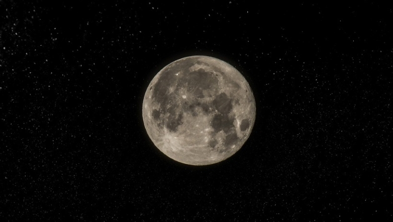 Πολύ περίεργο: Η πρώτη φωτογραφία από το μυστηριώδες γυαλιστερό «ζελέ» στη σκοτεινή πλευρά της Σελήνης (pic)