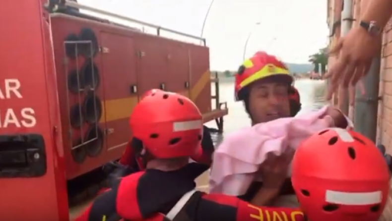 Συγκινητικό βίντεο: Πυροσβέστες σώζουν βρέφος από κτίριο που πλημμύρισε