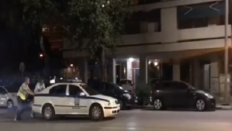 Θεσσαλονίκη: Χάλασε περιπολικό που μετέβη σε τροχαίο, αναγκάστηκαν να σπρώξουν οι αστυνομικοί (vid)