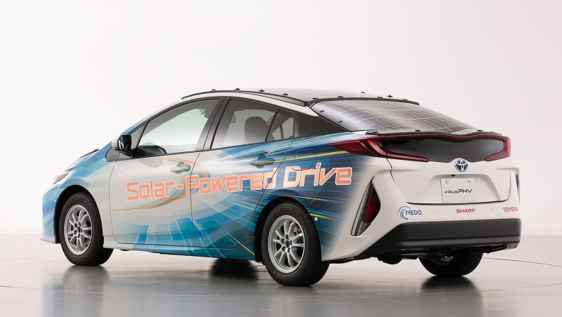 Με τη δύναμη του ήλιου το ηλεκτρικό Toyota Prius EV