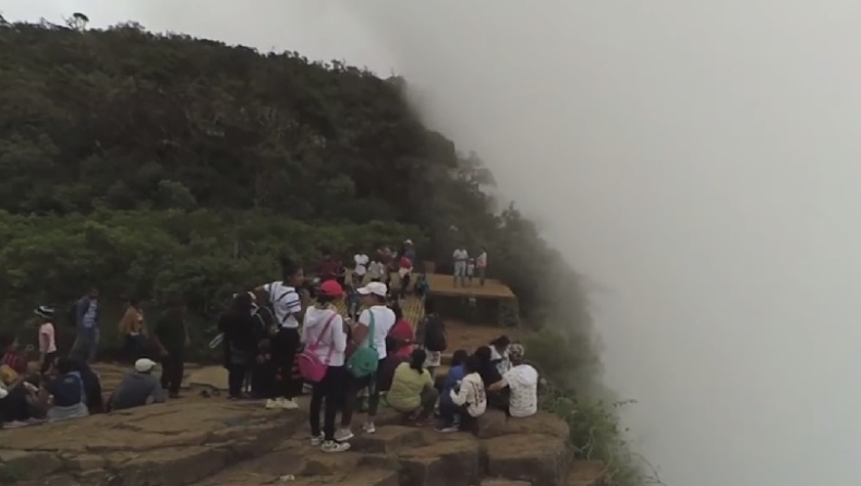 Τουρίστες κάθονται στην άκρη γκρεμού στα 1200 μέτρα υψόμετρο ενώ έχει ομίχλη! (vid)