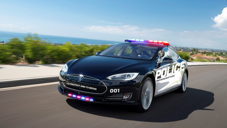 Tesla Model S της αστυνομίας έμεινε από ρεύμα σε καταδίωξη! (vid)