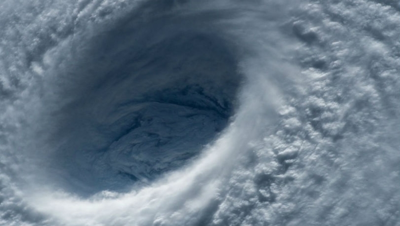 Τυφώνας Ντόριαν: Κάμερα καταγράφει σπίτι να σηκώνεται στον αέρα (vid)