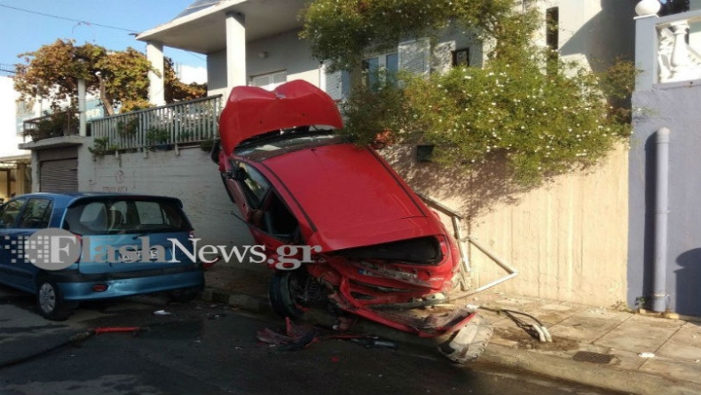Απίστευτο τροχαίο στα Χανιά: Ένα αυτοκίνητο σχεδόν ανέβηκε σε μπαλκόνι σπιτιού (pics)