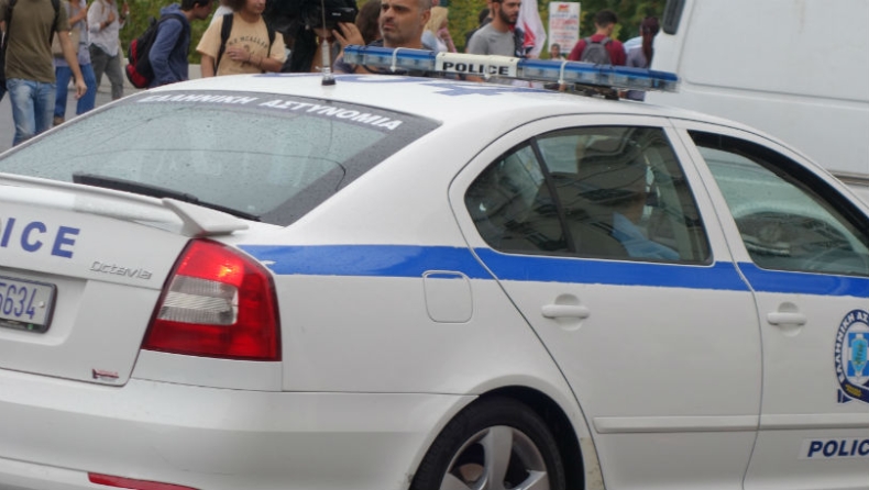 Εκλεψαν δύο γεμιστήρες με σφαίρες και χειροπέδες από αυτοκίνητο αστυνομικού στον Κεραμεικό