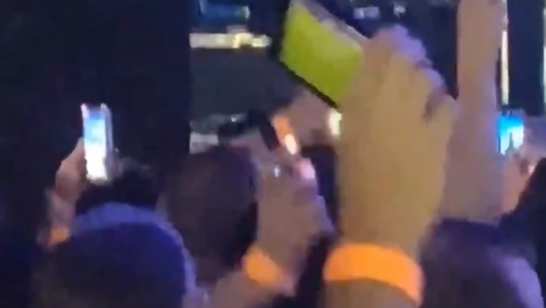 Champions League: Πήγε στη συναυλία, κουνούσε το κινητό στον ρυθμό και έβλεπε μπάλα! (vid)