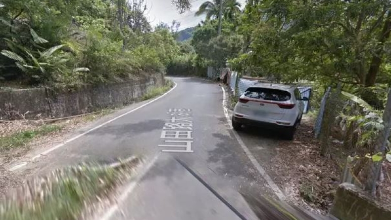 Το αυτοκίνητο του Google Maps «έπιασε» ένα γυμνό ζευγάρι στο δάσος (pics)