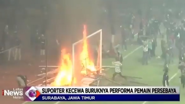 Ινδονησία: Οπαδοί έκαψαν και κατέστρεψαν το γήπεδο! (vid)