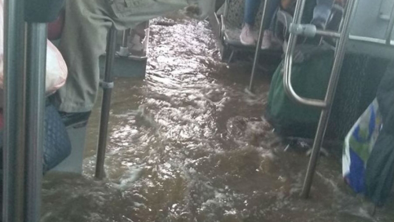 Απίστευτες εικόνες στον Ασπρόπυργο: Πλημμύρισε λεωφορείο (vid)