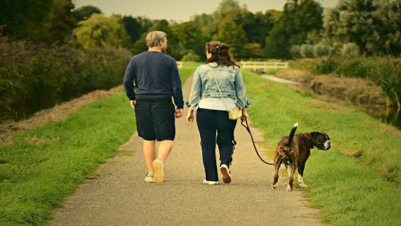 Οι άνθρωποι που περπατάνε αργά είναι πιο γερασμένοι στα 45