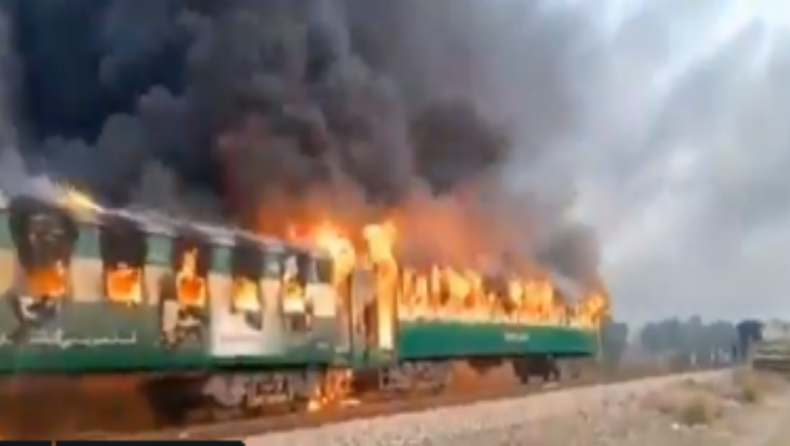 Πακιστάν: Δεκάδες νεκροί λόγω φωτιάς σε τρένο (vid)