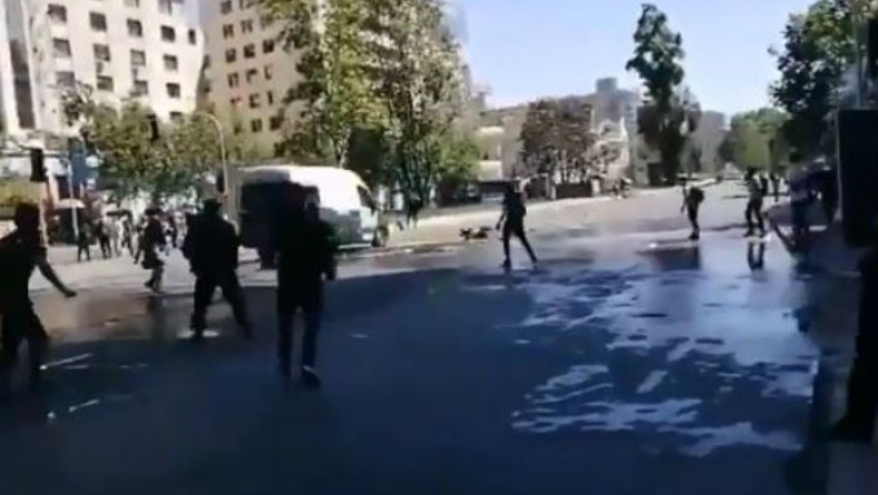 Η στιγμή που αστυνομικό όχημα στην Χιλή πέφτει πάνω σε διαδηλωτή (vid)
