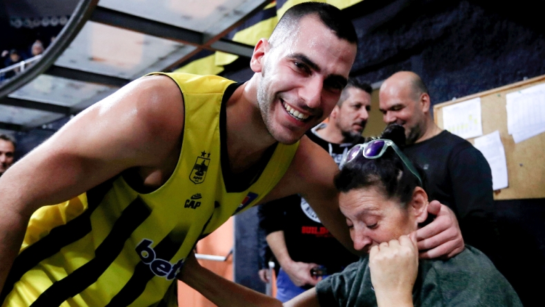 Ο Μποχωρίδης αγκάλιασε τη μητέρα του που βούρκωσε από συγκίνηση! (pics)