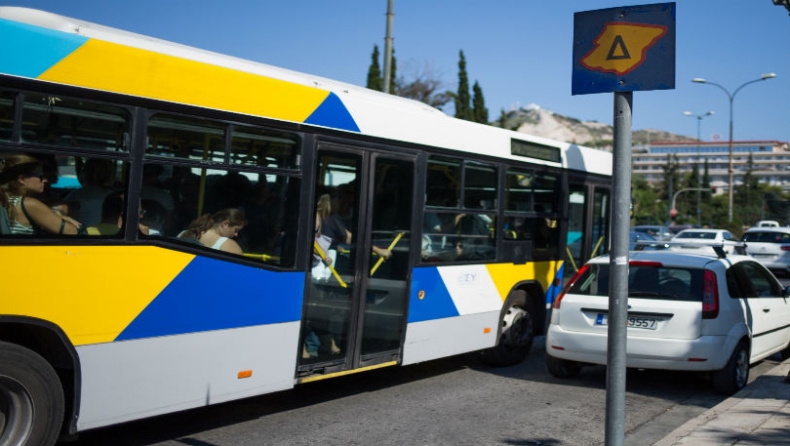Πεύκη: Οδηγός σταμάτησε το λεωφορείο για να βρει θέση σε κοπέλα με παιδί και ξεκίνησε αφού είχαν κάτσει