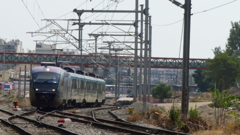 Σύγκρουση δύο τρένων στο Ρέντη: Καθυστερήσεις στον Προαστιακό