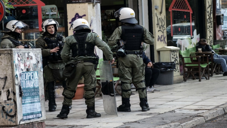 Αστυνομική επιχείρηση σε πολυκατοικία στα Εξάρχεια: Βρέθηκαν φωτοβολίδες και πέτρες