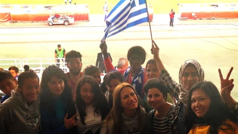 Γυναικεία ομάδα προσφύγων δίπλα στην Εθνική
