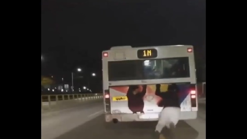 Νεαροί κρέμονται από εν κινήσει λεωφορείο του ΟΑΣΘ, με τον έναν να γλιστράει και να πέφτει στο οδόστρωμα! (vid)