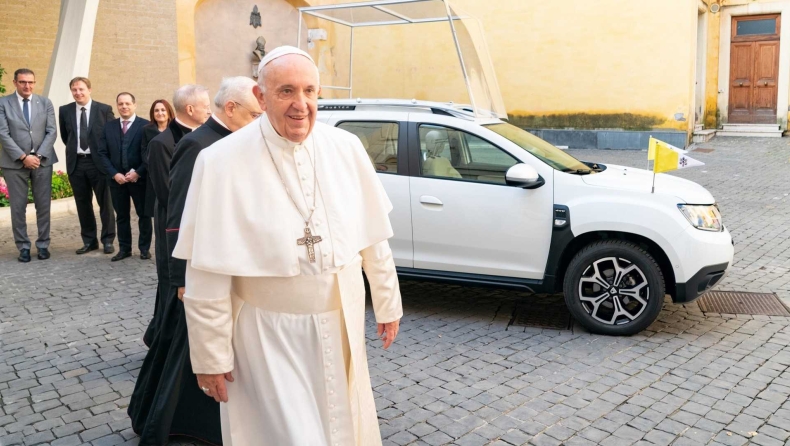 Με Dacia Duster θα μετακινείται ο Πάπας! (pics)
