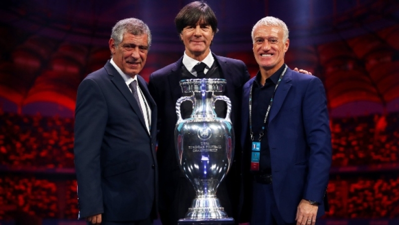 Χαμογελαστός Σάντος μαζί με Λεβ, Ντεσάμπ και στη μέση το κύπελλο του EURO 2020