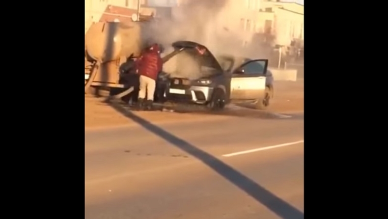 BMW παίρνει φωτιά και τη σβήνουν με βυτιοφόρο αποχέτευσης (vid)
