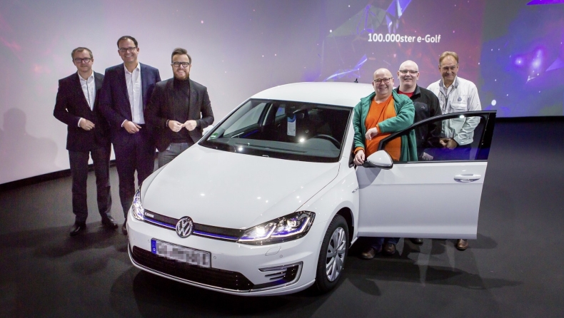 H Volkswagen γιορτάζει τα 100.000 ηλεκτρικά Golf (pics) 
