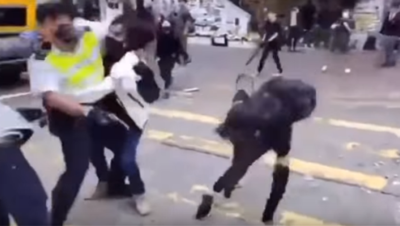 H στιγμή που αστυνομικός πυροβολεί εξ επαφής διαδηλωτή (vid)