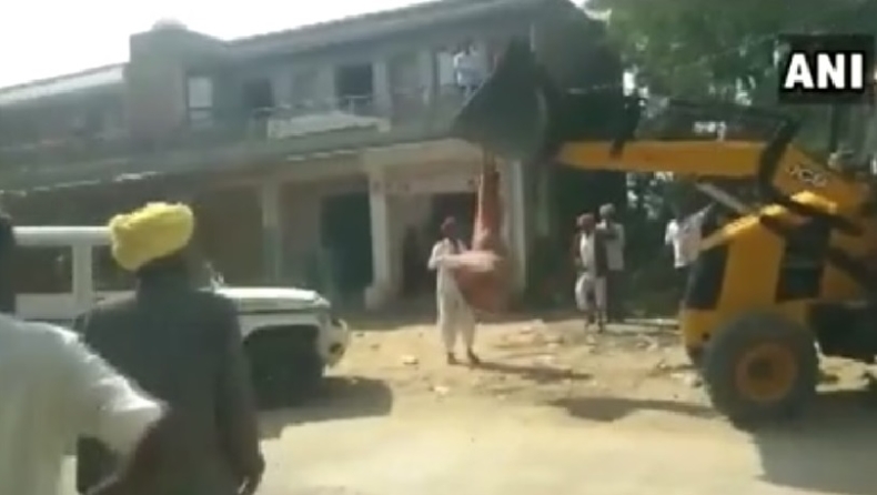 Ινδή γερόντισσα σταματάει με τα χέρια της εκσκαφέα που επιχείρησε να γκρεμίσει αυθαίρετα (vid)