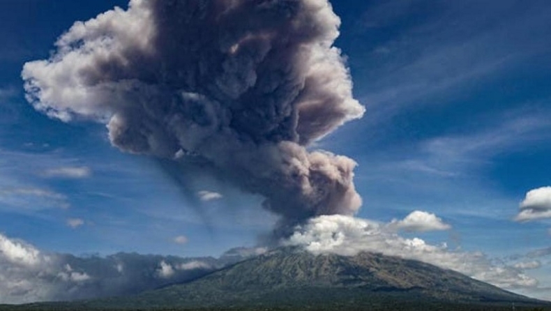 Ιαπωνία: «Ξύπνησε» ηφαίστειο στο νησί Σατσουμάγιο (vid)